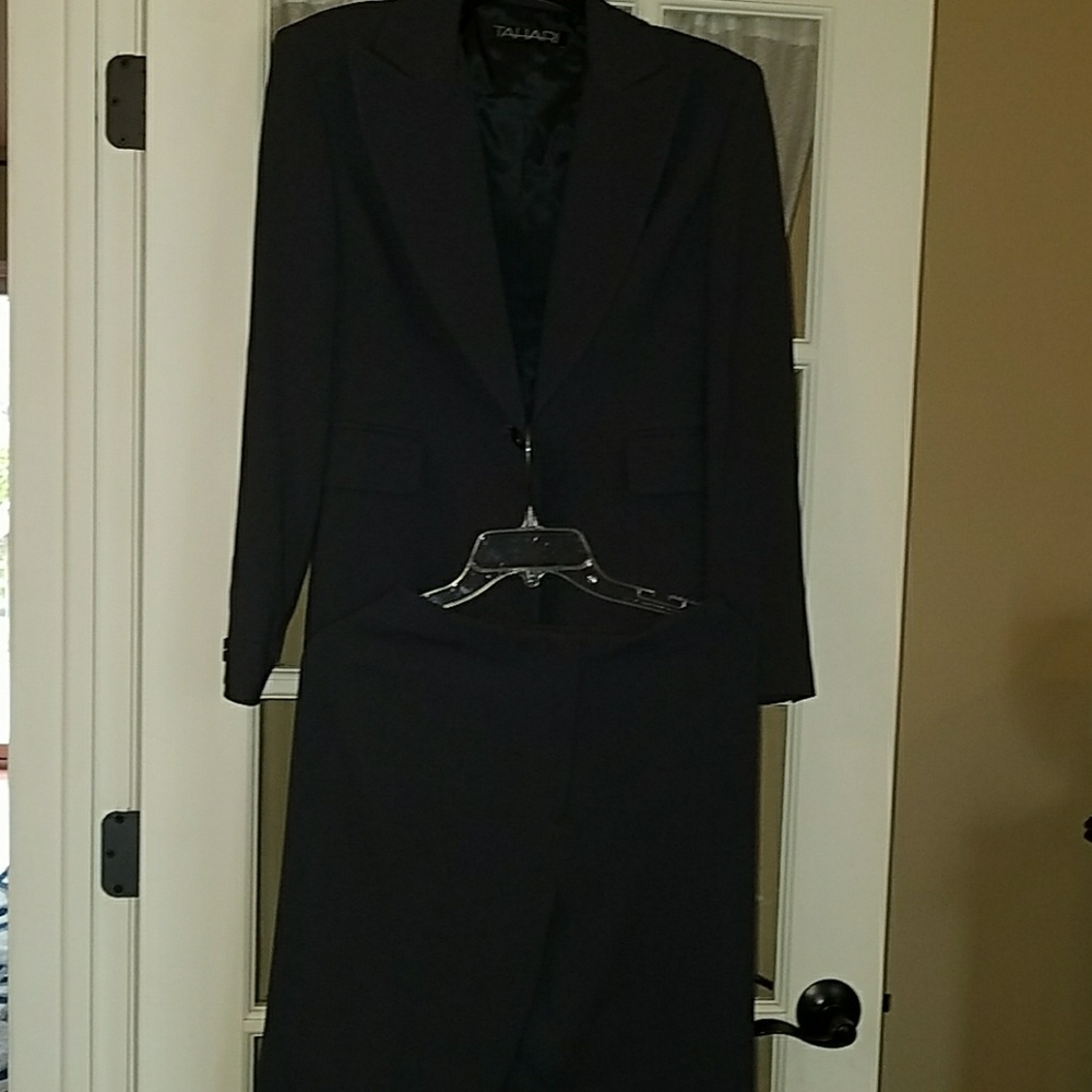 Plants suit set/ Tahari size 6 Grey